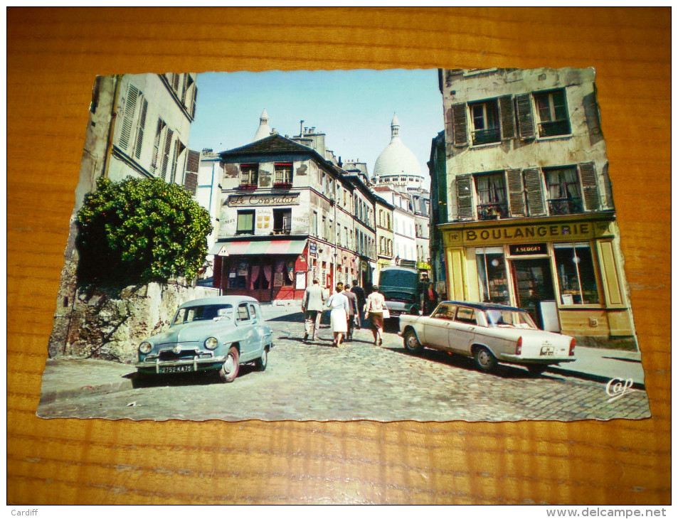 Simca Aronde Break , Peugeot 404 (à Confirmer) Devant La Boulangerie Rue Norvins à Paris - Voitures De Tourisme