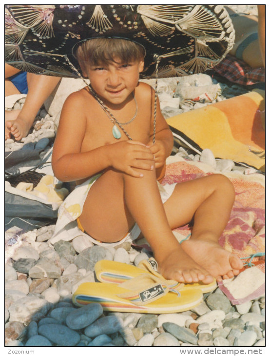 REAL PHOTO,Boy W Giant Sombrero Hat Sitting On Beach, Garcon Assis Sur La Plage, ORIGINAL - Sonstige & Ohne Zuordnung