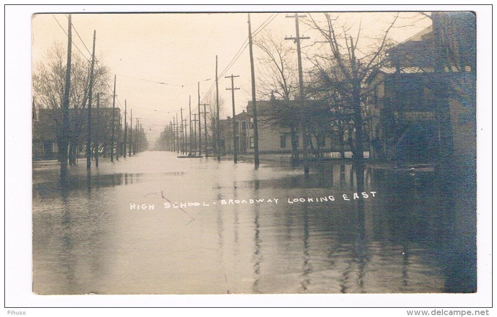 US-627    LOUISVILLE : Floodscene 1937 - High School Broadway Looking East - Louisville