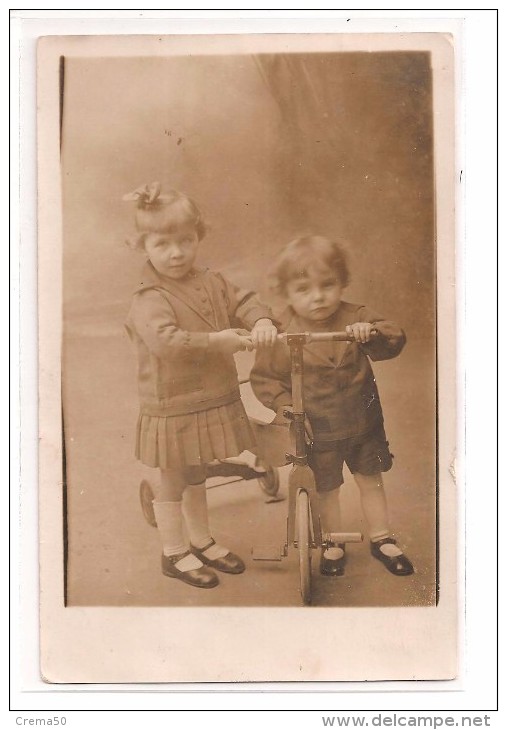 ENFANT Avec Un Vélo En Bois - Photo Carte - Jeux Et Jouets