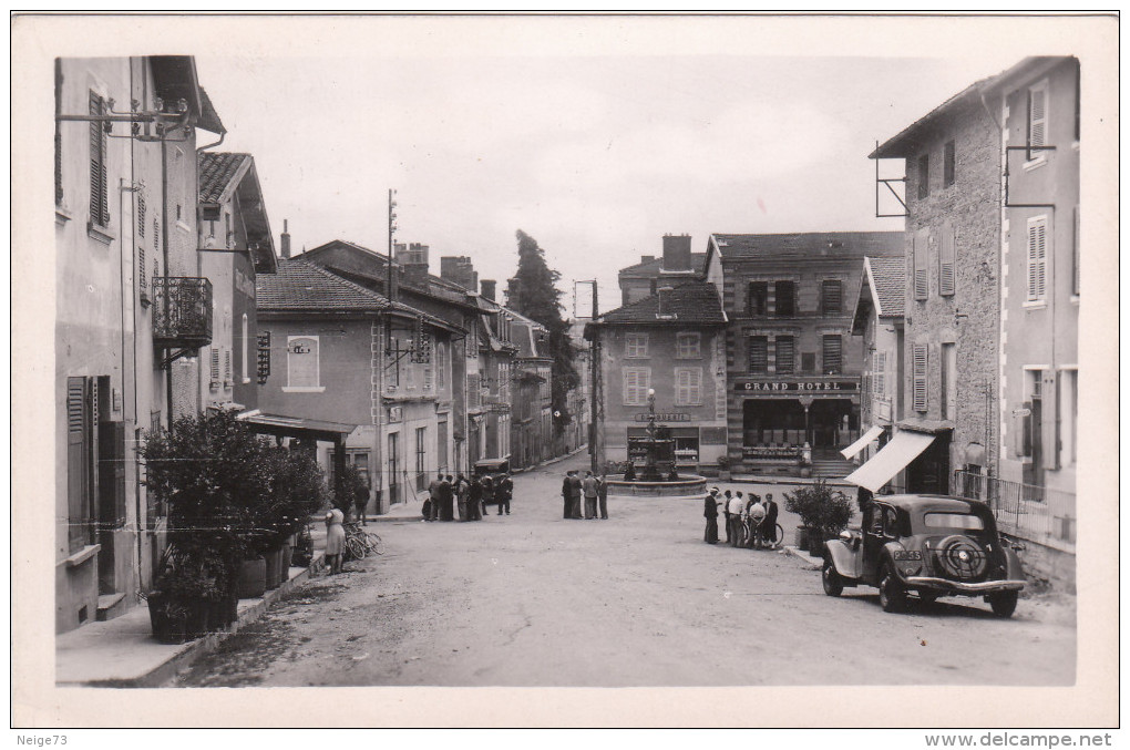 Carte Postale Des Années 40-50 De Saint Jean De Bournay - Le Centre Ville - Automobile - Devanture En Petit Plan - Saint-Jean-de-Bournay