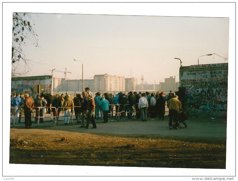 2 PHOTOS DU MUR DE BERLIN , Passage Filtrée , Soldat Au Pieds Du Mur - Berlijnse Muur