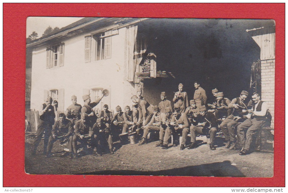 Carte Postale   ---  Soldats Allemands  Dans Maison En Ruine --   14-18  --  Vierge Au Dos - War 1914-18