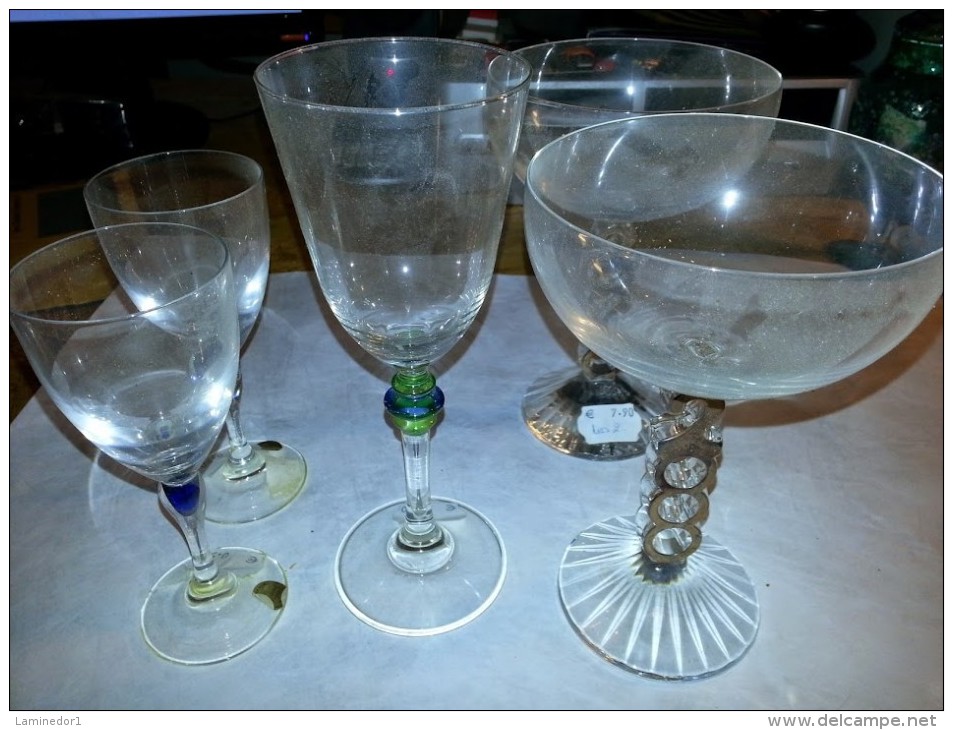 Série De 5 Verres, Moderne Des Année 90-2000, En Tres Bon Etat - Glass & Crystal