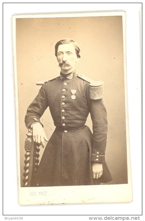 Photographe; Sée - Beau Portrait Cdv - Militaire Avec Médaille Vers 1865 - Sur Cartonnage Stern, Moins De 5mm - Guerre, Militaire