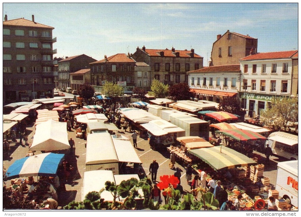 Chazelles-sur-Lyon 42 La Place Du Marché - Autres & Non Classés