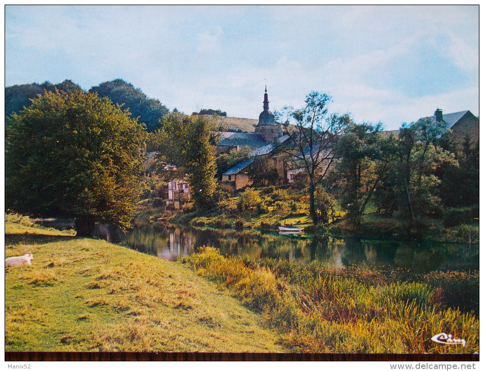 BELG - CHASSEPIERRE Sur SEMOIS - La Grotte Des Fées Dans Un Décor De Verdure. (le Clocher De L´Eglise) - Chassepierre