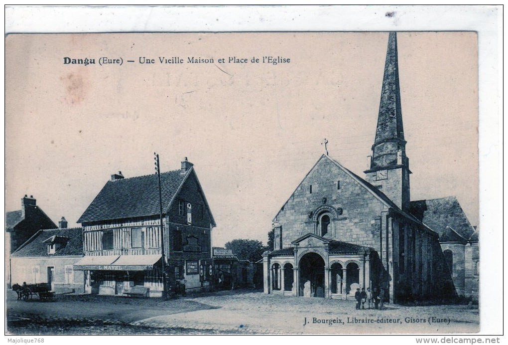 CPa Dangu -( Eure)  Une Vieille Maison Et Place De L’église - Dangu