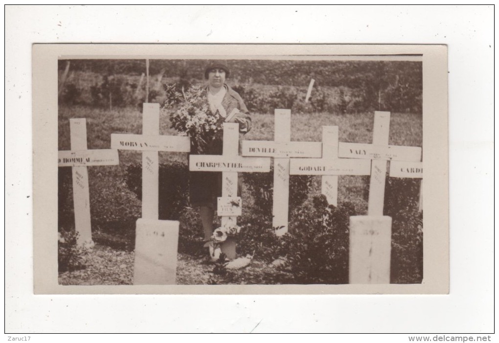 Carte Postale CIMETIERE CROIX VEUVE EDITION ATELIER JEROME Un Tampon De Date Au Dos 6 MARS 1932 Pas D'indication Du Lieu - Soldatenfriedhöfen