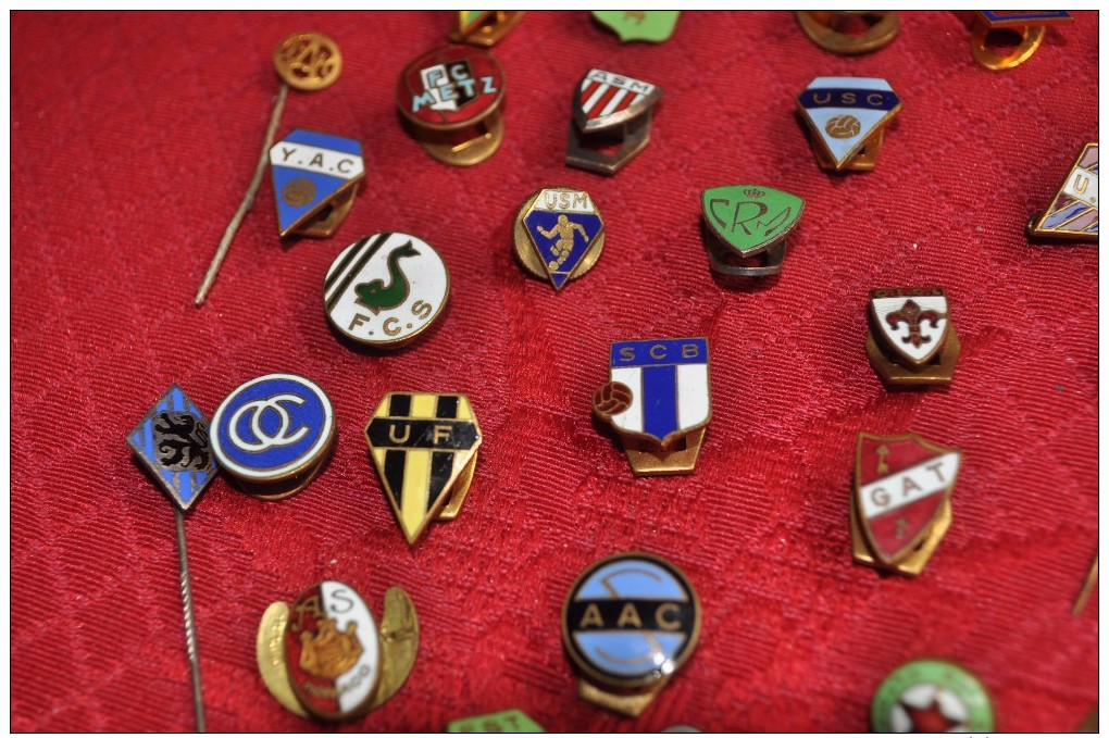 PIN'S & INSIGNES D'ANCIENS CLUBS - LOT DE 30 PIN'S & 5 INSIGNE - Football