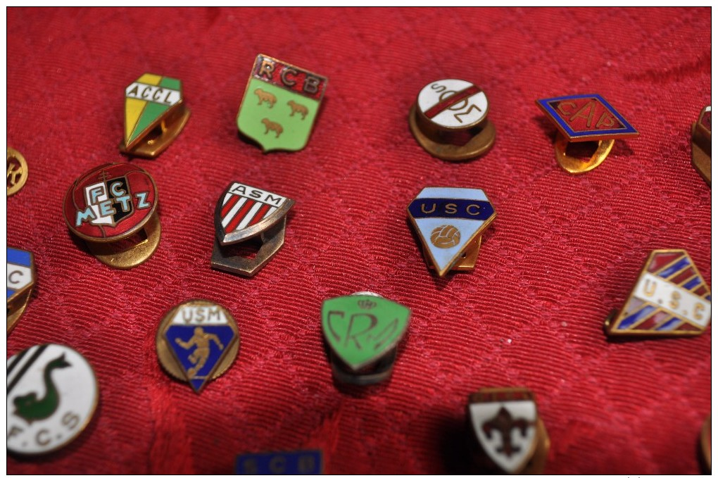 PIN'S & INSIGNES D'ANCIENS CLUBS - LOT DE 30 PIN'S & 5 INSIGNE - Football