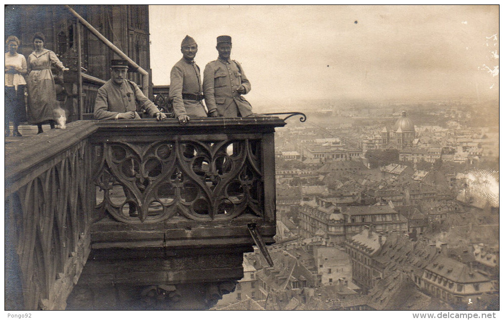 Cpa Photo D'un Groupe De Militaires En Visite Sur Le Balcon D'un édifice, Ville à Déterminer (45.51) - Personnages