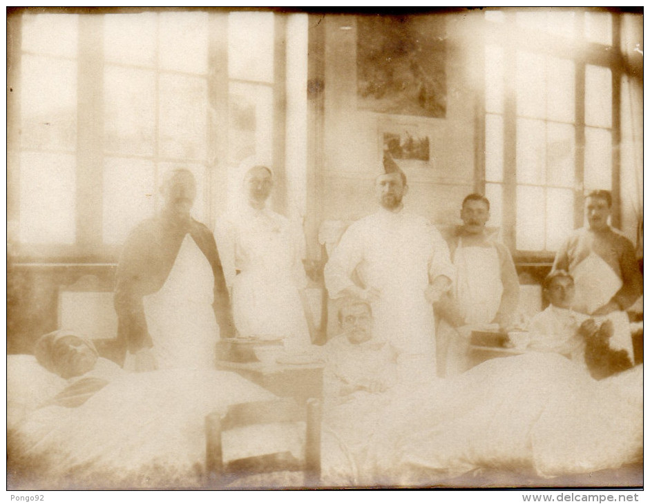 2 Photos De Blessés, Hôpital Dans Un Bâtiment Public, Lits De Camp, Soldat Avec Fez, ...(45.53) - Guerra, Militari