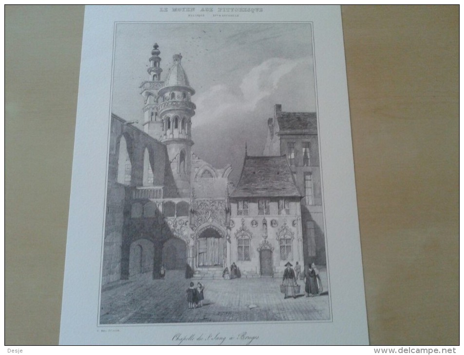 Brugge Litho Gezicht Op De Gesloten En Bouwvallige H. Bloedkapel Voor De Herstelling En De Griffie Met Zadeldak - Lithographies