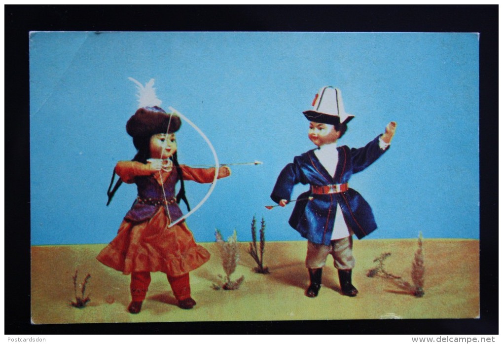 Kyrgyzstan Dolls - OLD USSR Postcard -1967 - ARCHERY - Archer - Archery