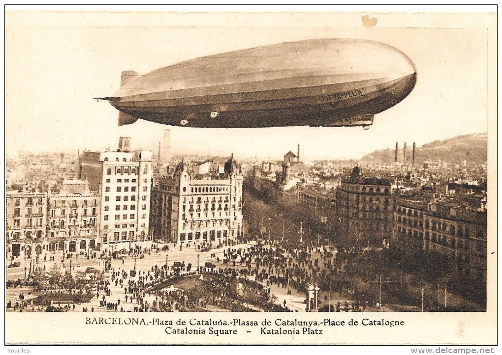 Barcelona. Zeppelin Sobrevolando La Plaza De Cataluña - Barcelona