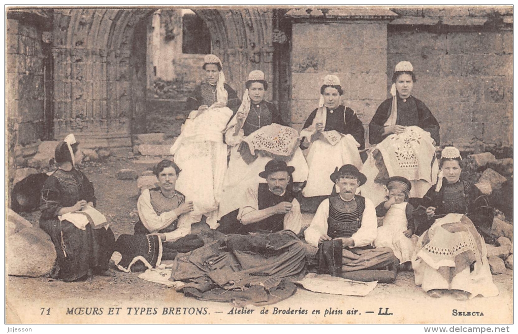 BRETAGNE   MOEURS ET TYPES BRETONS  ATELIER DE BRODERIES EN PLEIN AIR - Bretagne