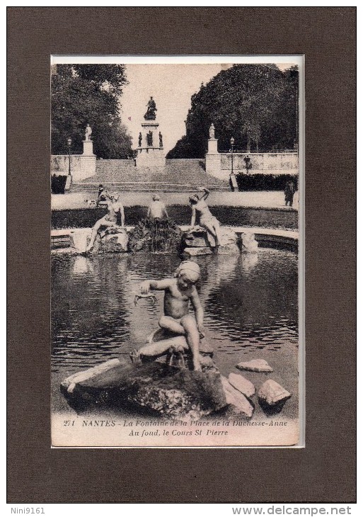 CPA  --  DPT 44   --  NANTES  --  LA  FONTAINE  DE  LA  PLACE  DE LA  DUCHESSE  ANNE  --AU  FOND  LE  COURS  ST - PIERRE - Nantes