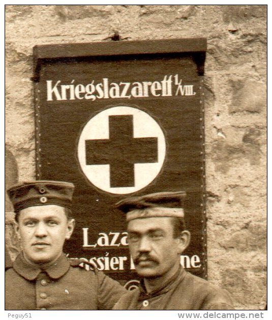 Carte-photo.  Kriegslazarett 1 / VIII. Officier Allemand Et équipe De Maintenance 1914-18 - War 1914-18