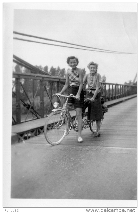 Petite Photo 1938 De Femmes Sur Tandem, Short Et Jupe-culotte, Pont :  Chaussée En Bois    (45.59) - Cyclisme