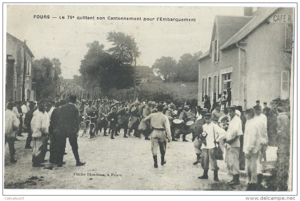 FOURS (Nièvre) -  Le 79e Régiment D´Infanterie Quittant Son Cantonnement Pour L´Embarquement - Belle Animation - Nevers