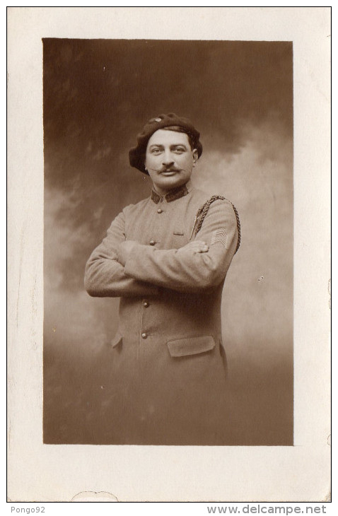 Carte Photo D´un Militaire En Tenue, Fouragère, Béret, Pose Martiale   (45.60) - Guerre, Militaire