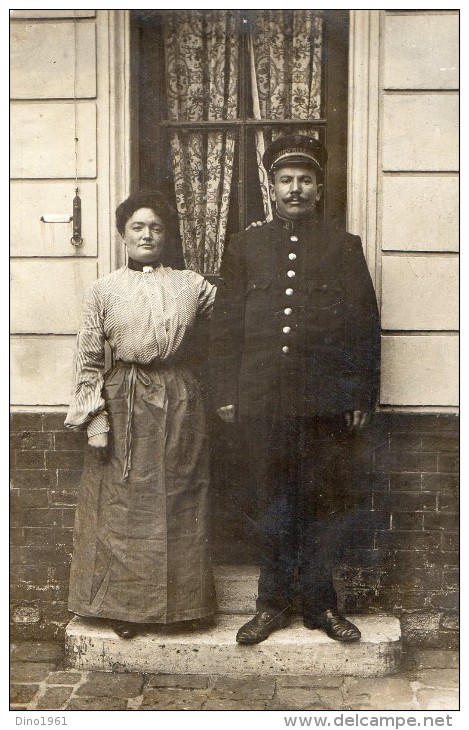 CPA 1417 - Carte Photo - Paris . 74 - Femme & Mari  Gardien ? Policier ?  Marquer Sur La Casquette Surveillant - Autres & Non Classés