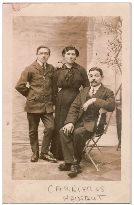 Carte-photo Famille Belge De Carnières (Hainaut)) Au Dos SOUVENIR DE NOTRE EXIL EN TERRE FRANCAISE GUERRE 1914-1916 - Personnes Identifiées