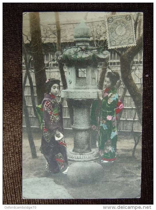 Femmes Japonaise En Kimono , Geischas Devant Un Temple  ( Japan ) - Asie