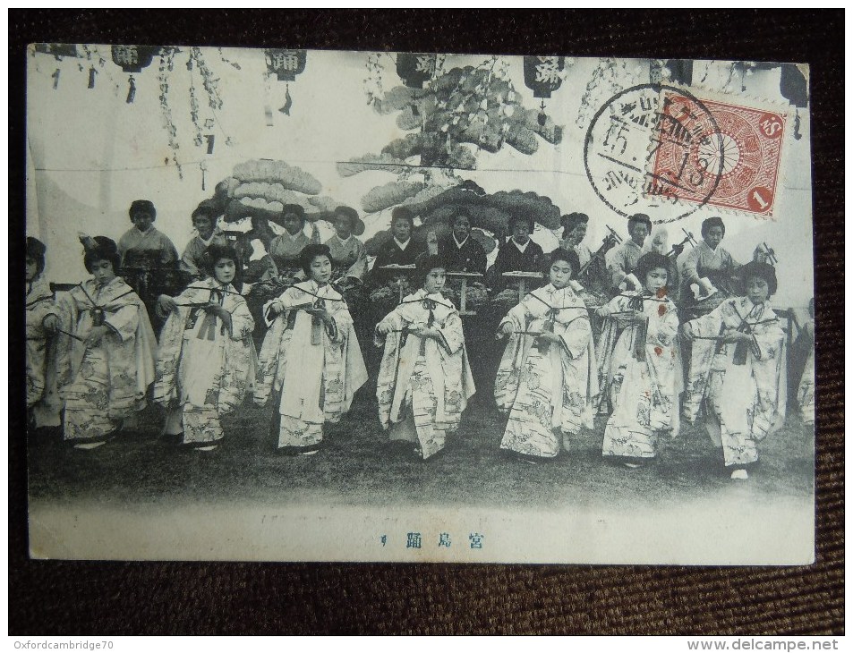Femmes Japonaises En Kimono , Geischas Danceuses Avec éventails Et Groupe Musical Traditionnel,  ( Japan ) - Azië