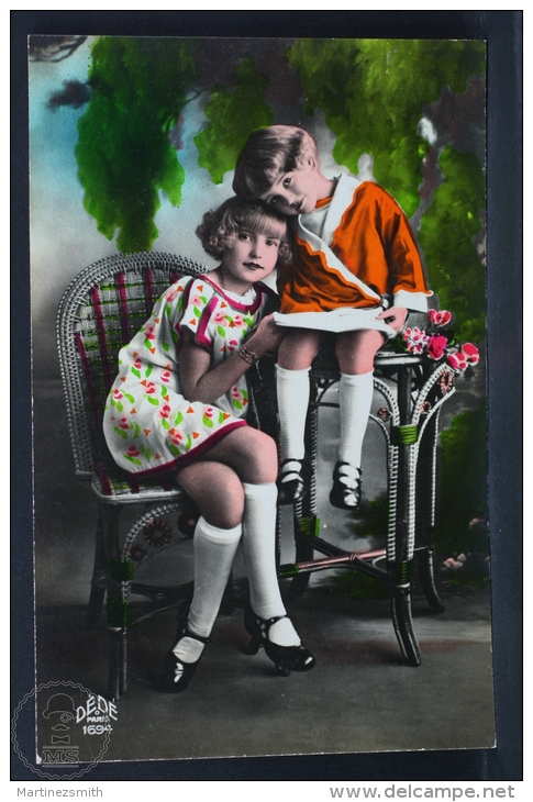 Old 1930´s Real Photo Postcard Coloured - 2 Small Girls / Sisters Posing - Edited By Dédé Paris - Grupo De Niños Y Familias