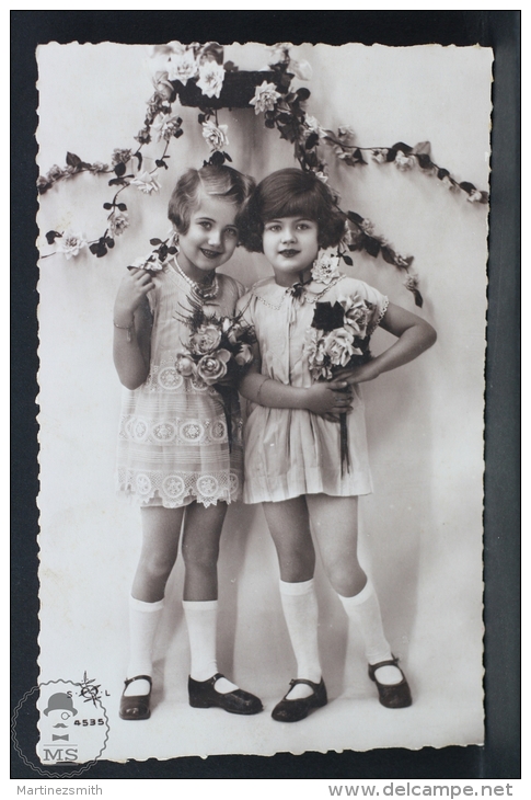 Old 1930´s Real Photo Postcard - Small Little Girls Posing - Children Topic Postcard - Grupo De Niños Y Familias