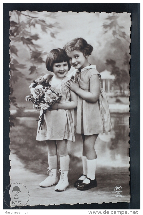 Old 1930´s Real Photo Postcard - Small Little Girls With Flowers Posing - Children Topic Postcard - Groepen Kinderen En Familie