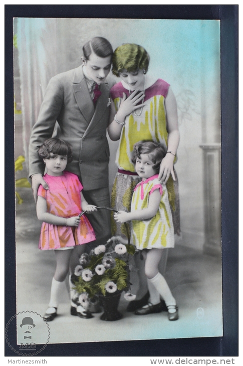 Old 1920´s Real Photo Postcard - Family Topic Postcard - Parents & Two Little Girls - Grupo De Niños Y Familias