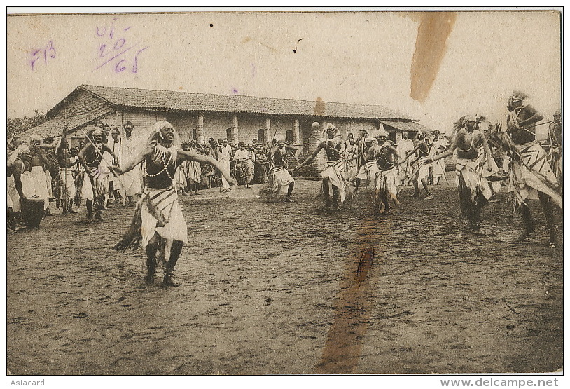 13 Ruanda Urundi Jour De Fete A Butare ( Astrida ) Danse Guerrier Lances Ethnique - Ruanda-Urundi