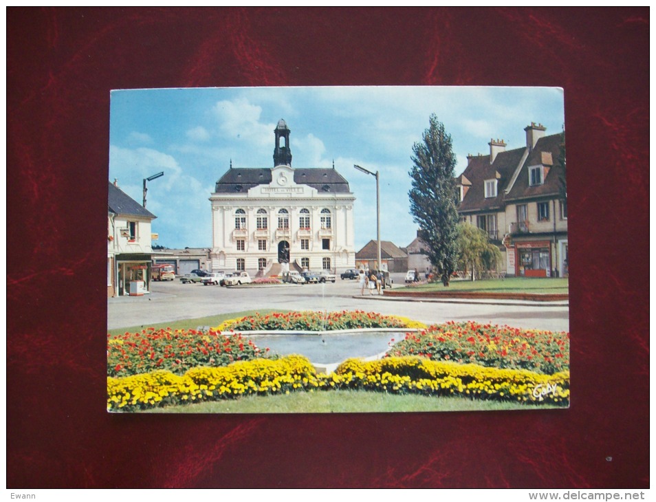 Carte Postale D'Yvetot-L'Hôtel De Ville Et Les Parterres Du Mail - Yvetot