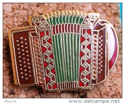 ACCORDEON ROUGE,  VERT ET BRUN  -            (1) - Musique