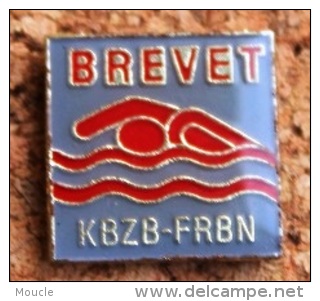 BREVET KBZB - FRBN - BLANC - NAGEUR ROUGE - FOND GRIS  -              (1) - Natación