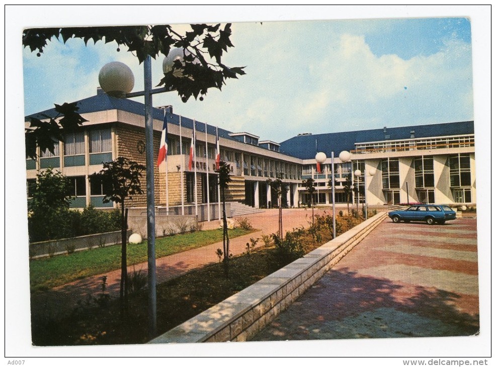 PAVILLONS SOUS BOIS (Seine-Saint-Denis) - CP - Hôtel De Ville Et Salle Des Fêtes + Voiture Ford Granada Break - Les Pavillons Sous Bois