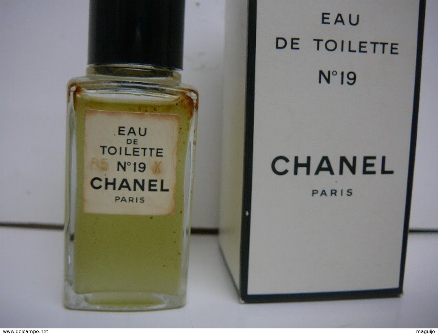 CHANEL " N° 19 "  MINI EDT  19 ML   + BOITE   BON ETAT AVEC MENTION DE GRATUITE   LIRE ATTENTIVEMENT  ET VOIR !! - Miniaturas Mujer (en Caja)