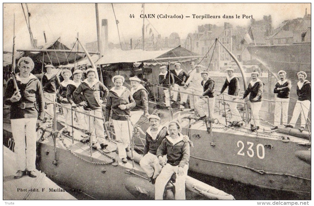 CAEN TORPILLEURS DANS LE PORT MARIN EN FACTION - Caen