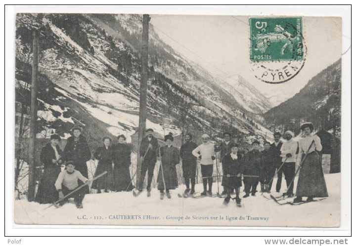 CAUTERETS - L' Hiver - Groupe De Skieurs Sur La Ligne De Tramway     (77521) - Cauterets