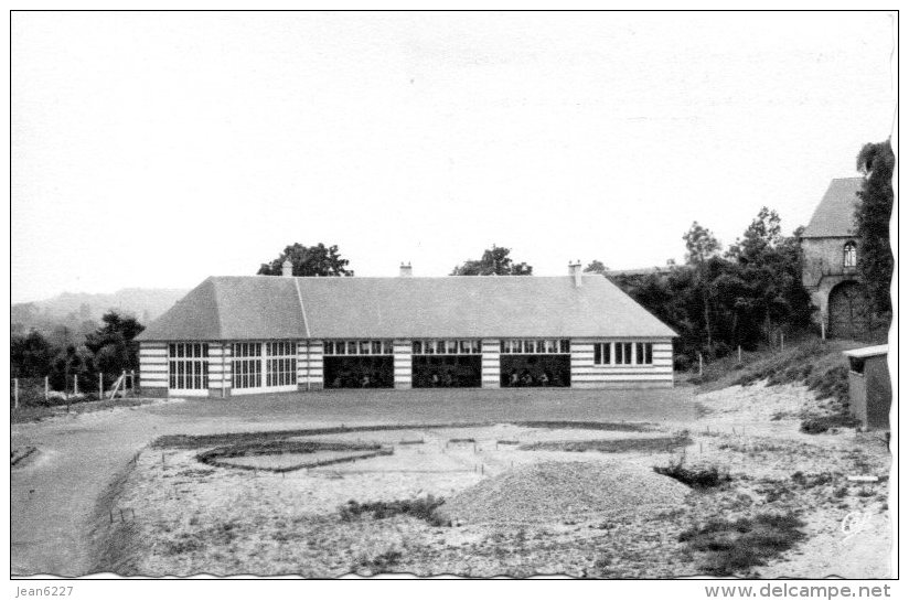 Le Chateau De Lucheux - Oeuvre Des Pupilles De L'école Publique - Machicoulis, Groupe Scolaire, Dortoir - Lucheux