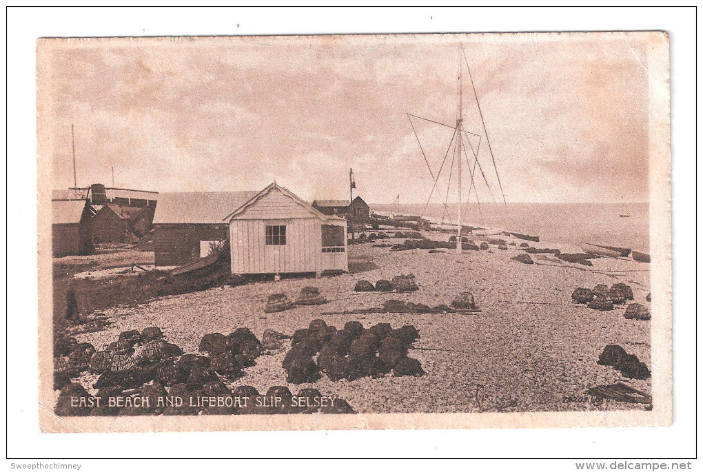 SUSSEX SELSEY EAST BEACH & LIFEBOAT SLIP LOBSTER POTS FISHING BOATS PRINTED CARD - Andere & Zonder Classificatie