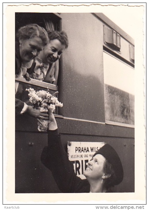 Zug PRAHA WILS. N. - Velesin Linz Graz TRIER - Reisezugwagen, Frauen, Blumen - Treinen