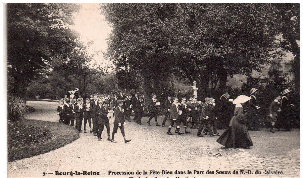 Cpa  92  Bourg-la-reine , , Procession De La Fete Dieu Dans Le Parc Des Soeurs De N.d Du Calvaire ( Ecole Des Sourdes ,m - Bourg La Reine