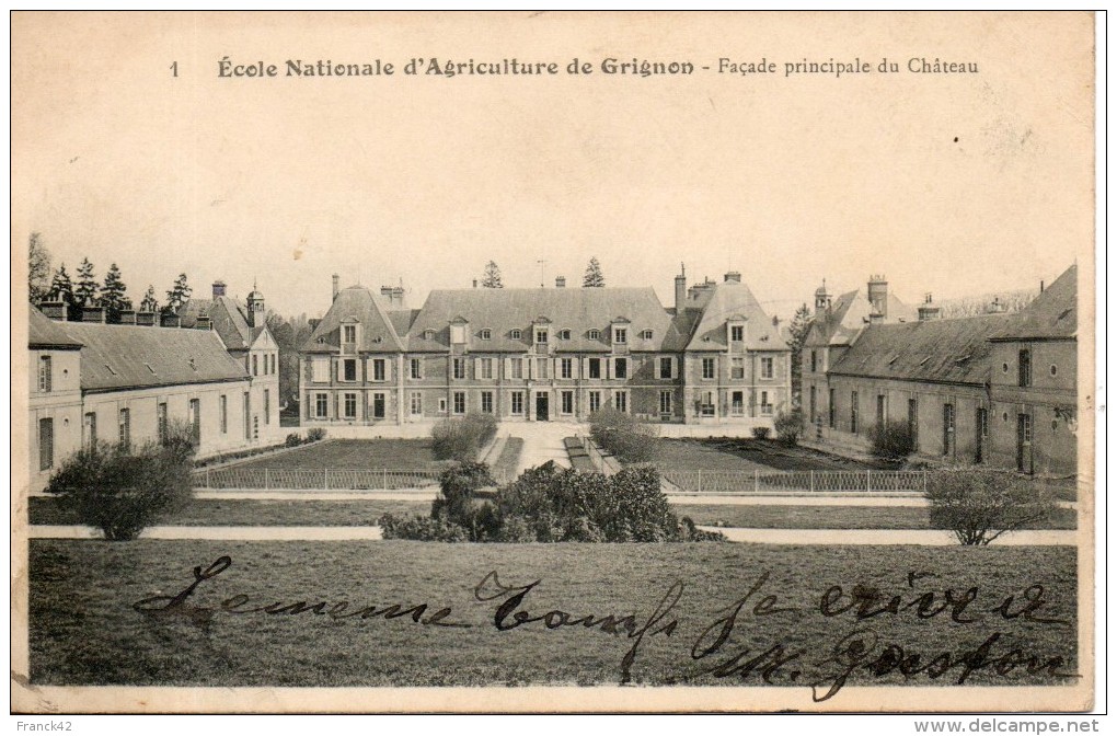 78. Grignon. Ecole Nationale D'agriculture. Façade Principale Du Chateau. Coin Haut Droit Abimé - Grignon