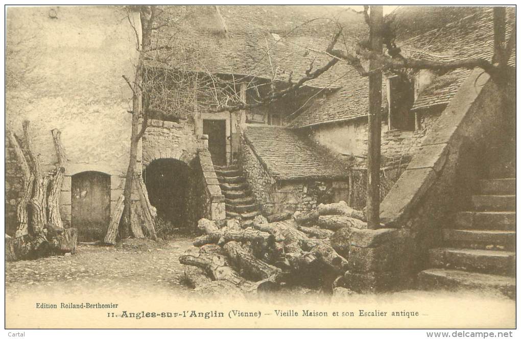 86 - ANGLES-sur-l'ANGLIN - Vieille Maison Et Son Escalier Antique - Autres & Non Classés