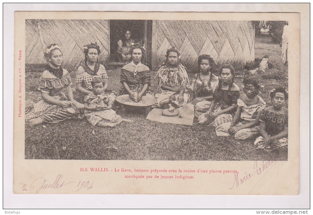 CPA WALLIS ,LE KAVA  BOISSON PREPAREE A BASE DE PLANTE POIVREE MASTIQUEE PAR LES JEUNES INDIGENES En 1904!! - Wallis Et Futuna