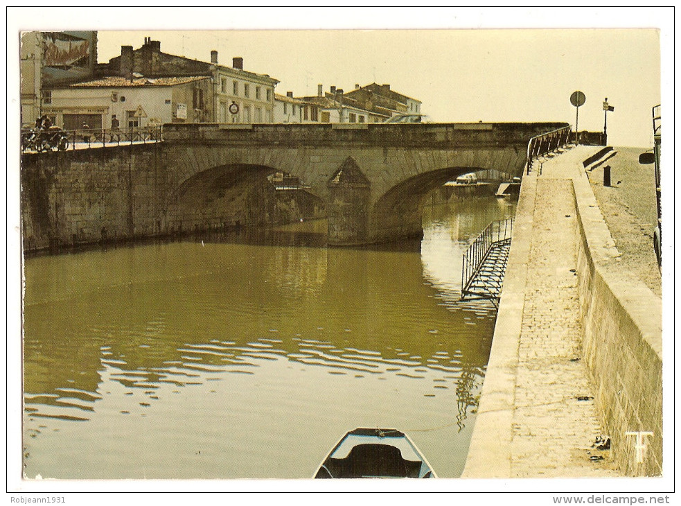 Marans (17) Marais Poitevin - Le Pont Et Les Quais Sur La Sevre Niortaise (2scann) - Autres & Non Classés